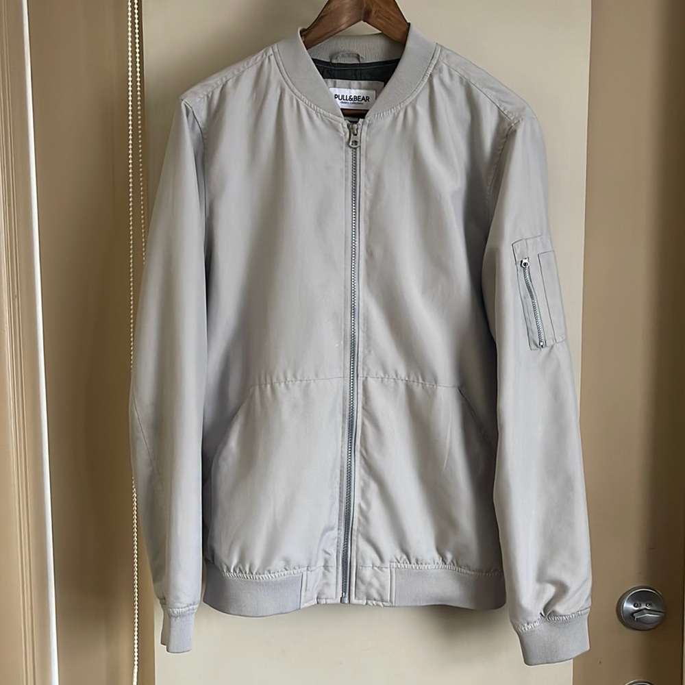 PULL&BEAR LIGHT SILVER BOMBER. size MENS EUR L.